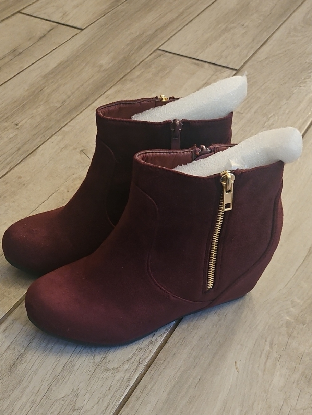 NWOT Dream Pairs Burgundy Suede Wedge Ankle Booties with Gold Zipper Size 8